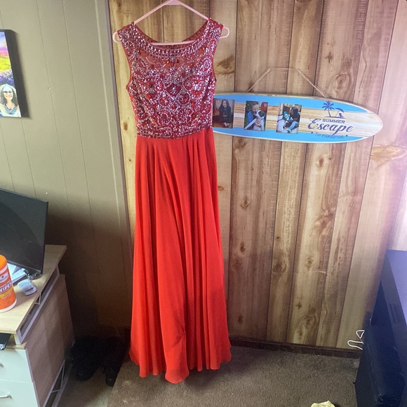 Long red formal dress - Picture 2 of 5